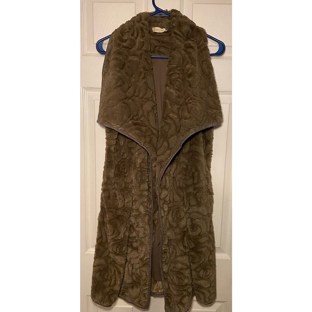 Altar’d State women’s faux fur longline rose‎ pattern vest. Size small